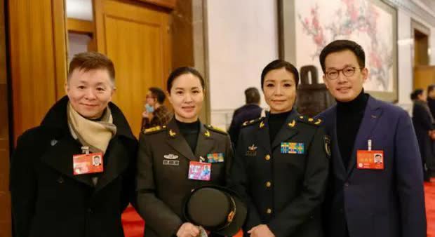 四大高音歌唱家同框，我只认出了两鬓斑白的王宏伟老师，气色盈和，英姿飒爽的雷佳与清