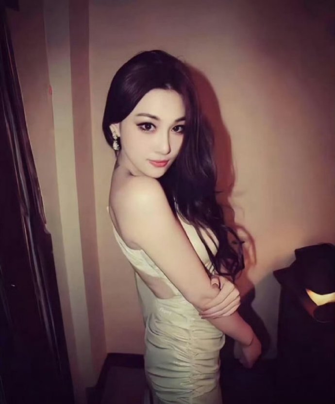 张馨予早期太美了吧！那个年代这种穿搭真的很流行啊！