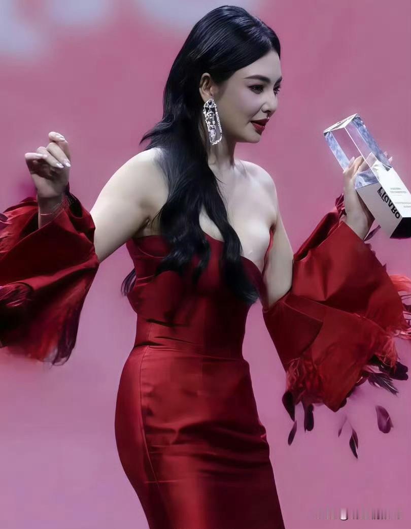 张雨绮这身材，我是真的服气！咱就是说，这满满的“肉香”味儿，谁顶得住啊？不