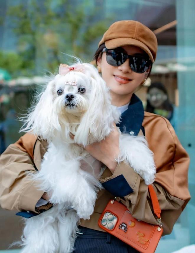 孙俪邓超的女儿小花近照曝光孙俪邓超的女儿小花近日在社交媒体上引起了广泛关注。