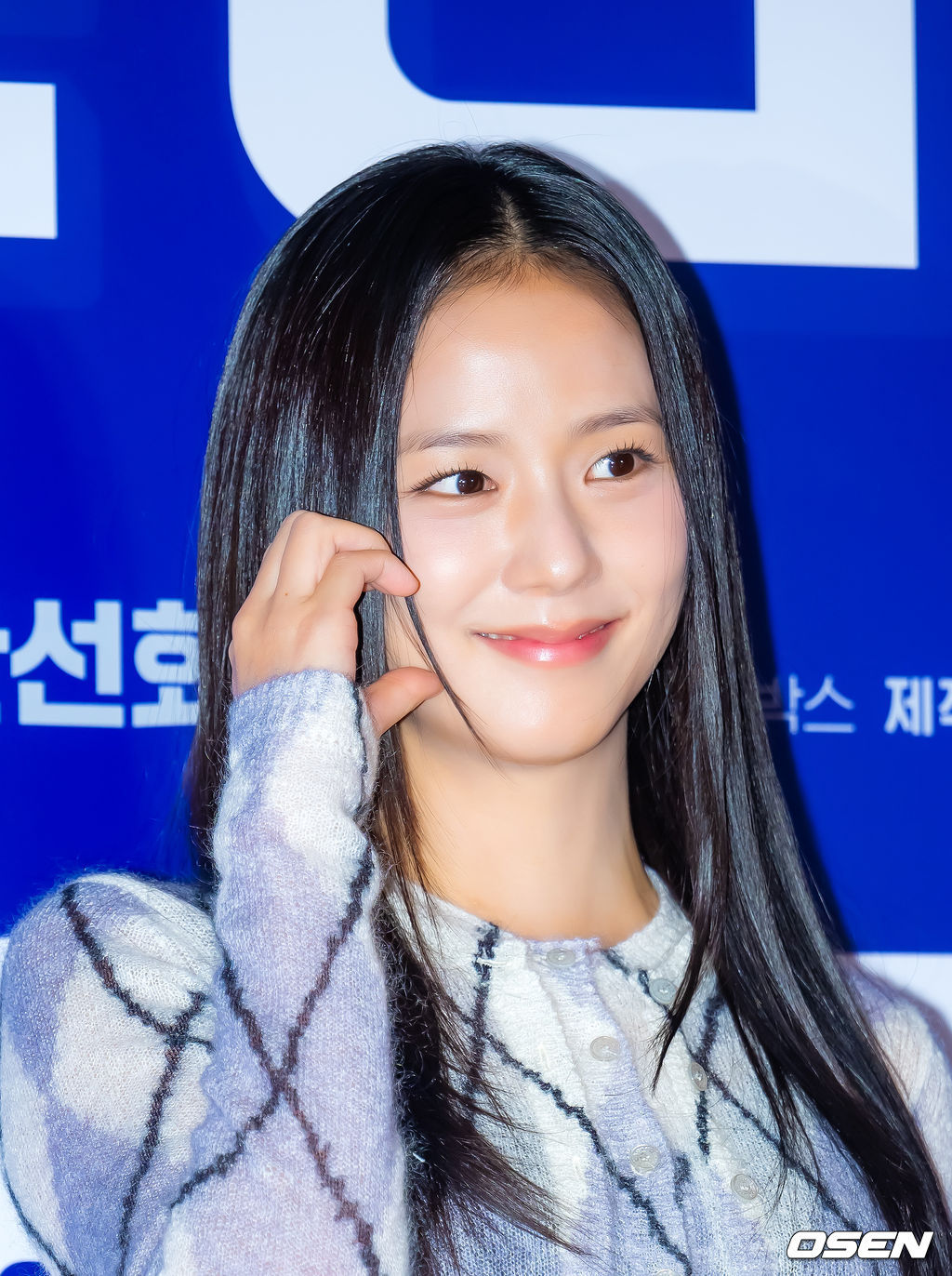 251027金智秀出席电影《FirstRide》VIP首映式📸姐穿牛仔裤真