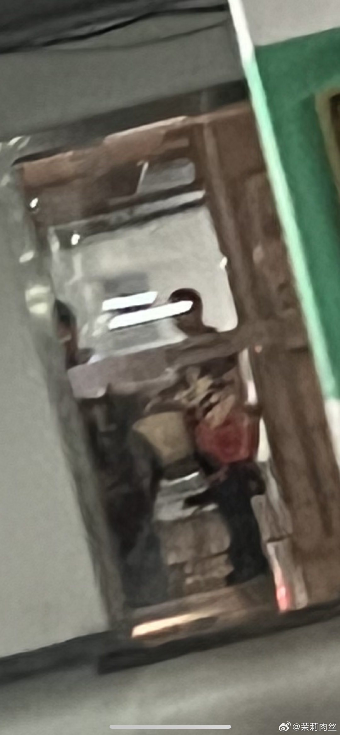 楼下停车场的保安师傅，除了之前的张师，还有一位老资历，从我们搬来这里他就一直在，已经做了7，8年了他