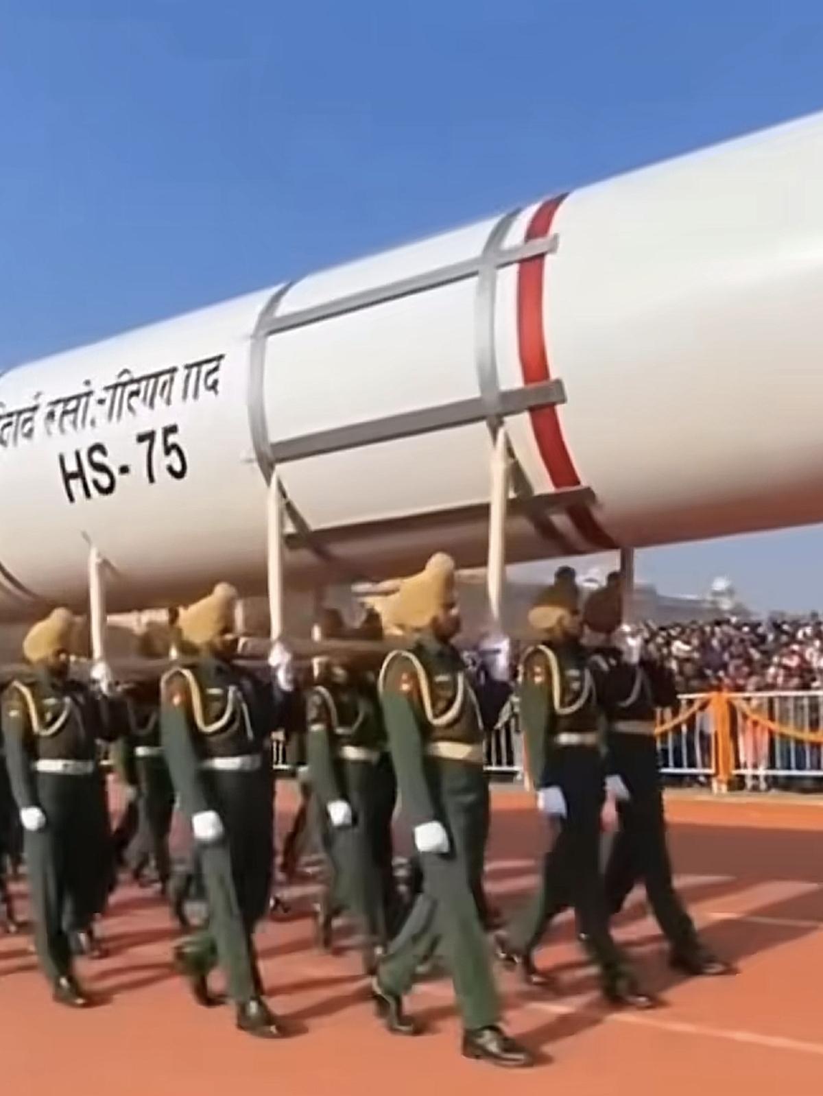 印度阅兵还是很幽默的，一群人抬着导弹走向检阅台。这个导弹看起来，还是挺大的，挺威