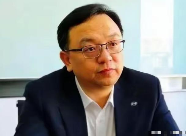 王传福曾坦言，自己高中回家要生活费时，嫂子张菊秀把家里翻了个底朝天，兜里却只剩几