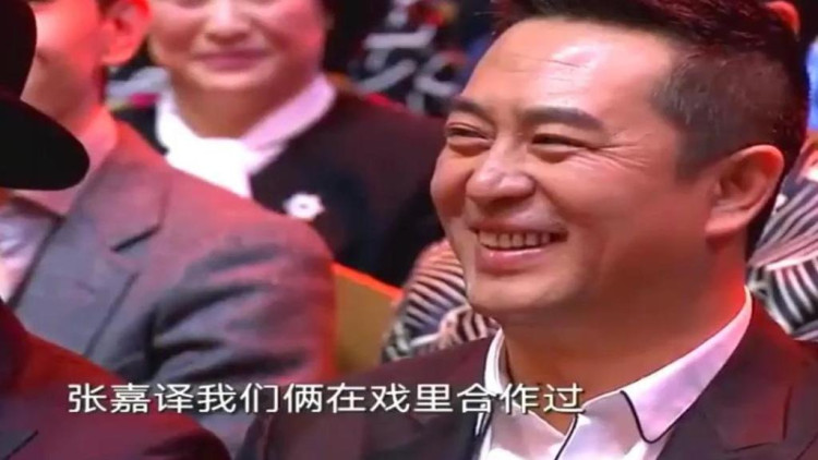张国立对张译说: 我可是你亲爹,张嘉译实在是憋不住了,台下都笑疯了