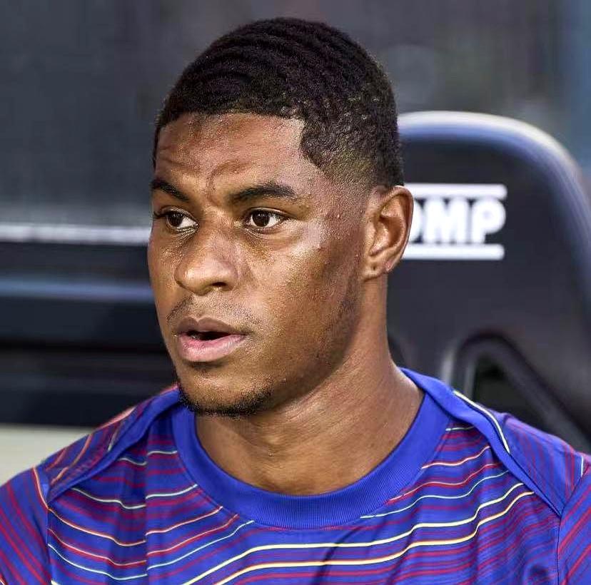 当德科公开点名拉什福德的那一刻，气氛像被泼了冷水——战术理解不过关，跑位和弗里克