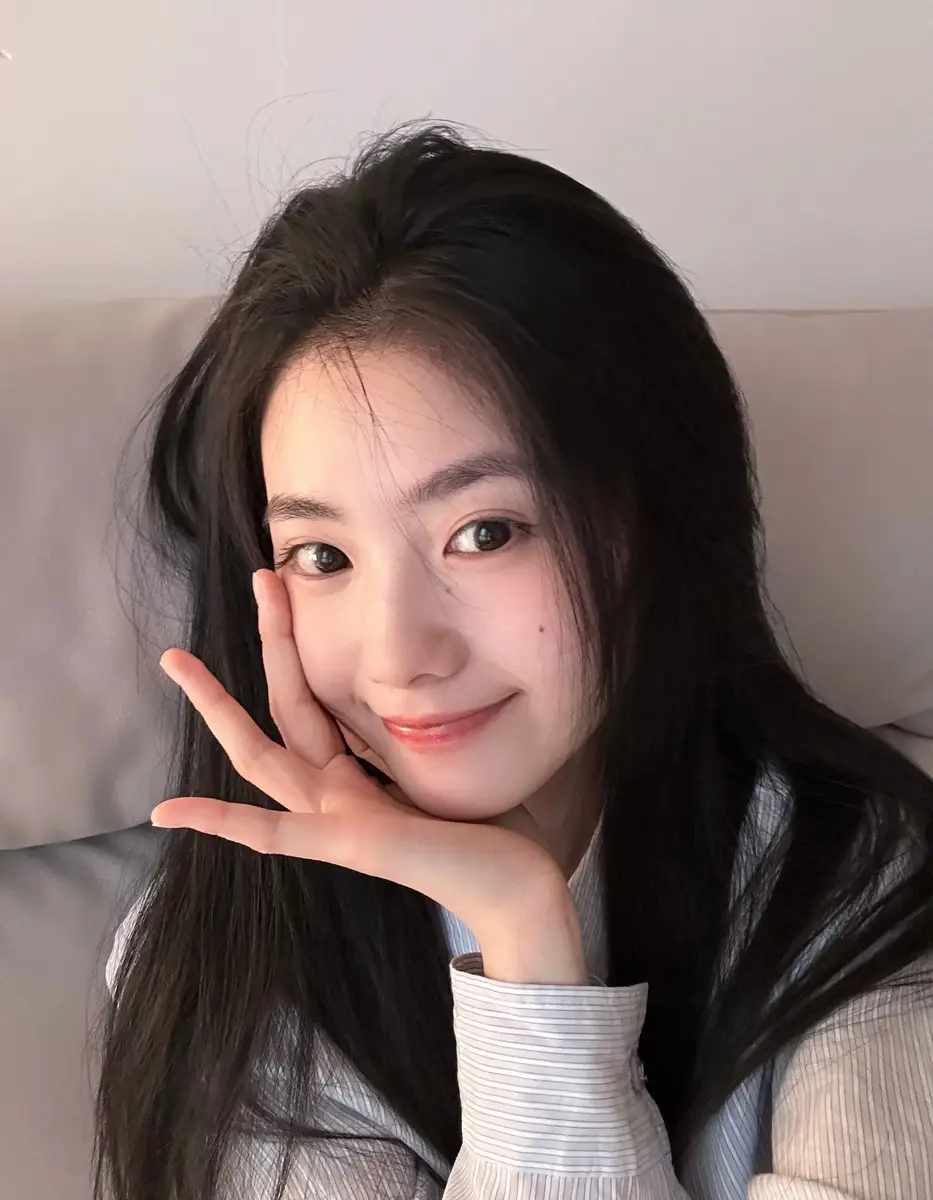 刘浩存晒日常随拍素颜状态超好俏皮比耶随性又自然