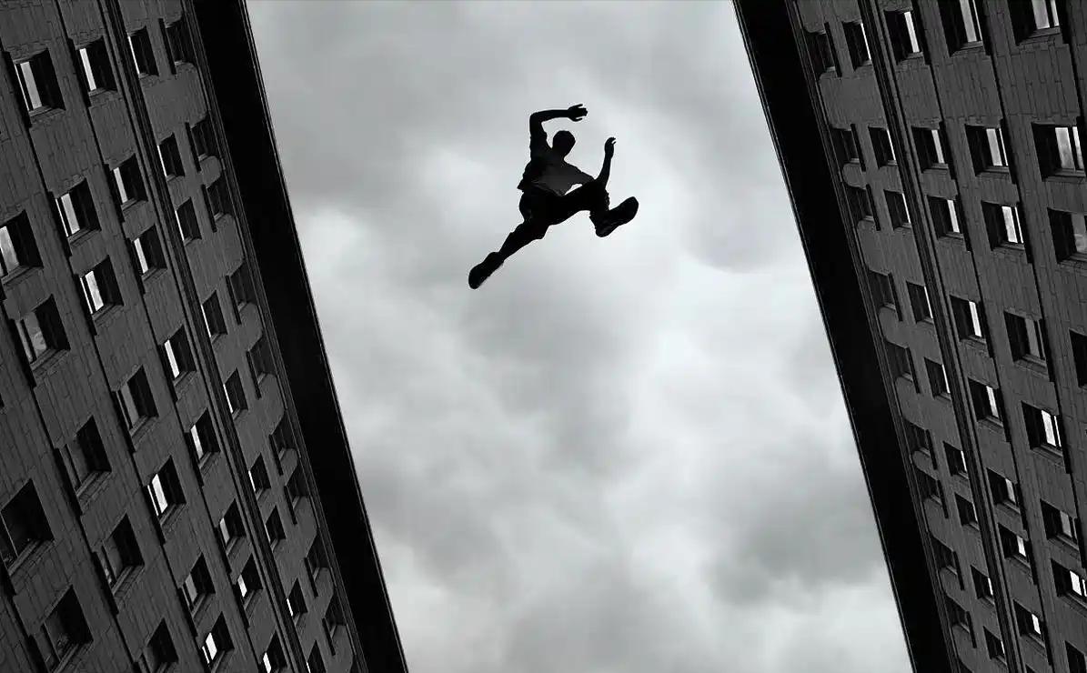 贵州安顺的陈大爷老两口，最近倒了大霉！半夜睡得正香，只听“砰”的一声巨响，自家平