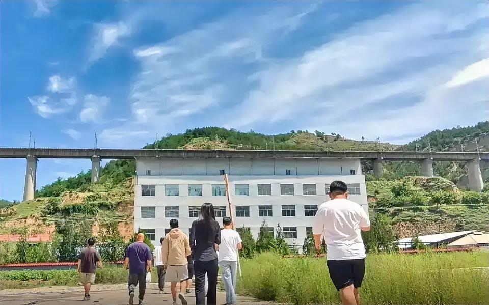 823个人名，492个是同一个领导打招呼。山西吕梁驾考，烂到根了。一个“