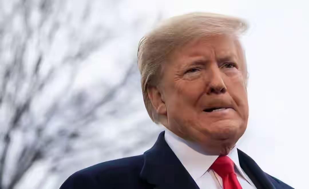 特朗普最近在集会上改了口风。他对着支持者说，别打压中国了，得学人家搞长远发展。