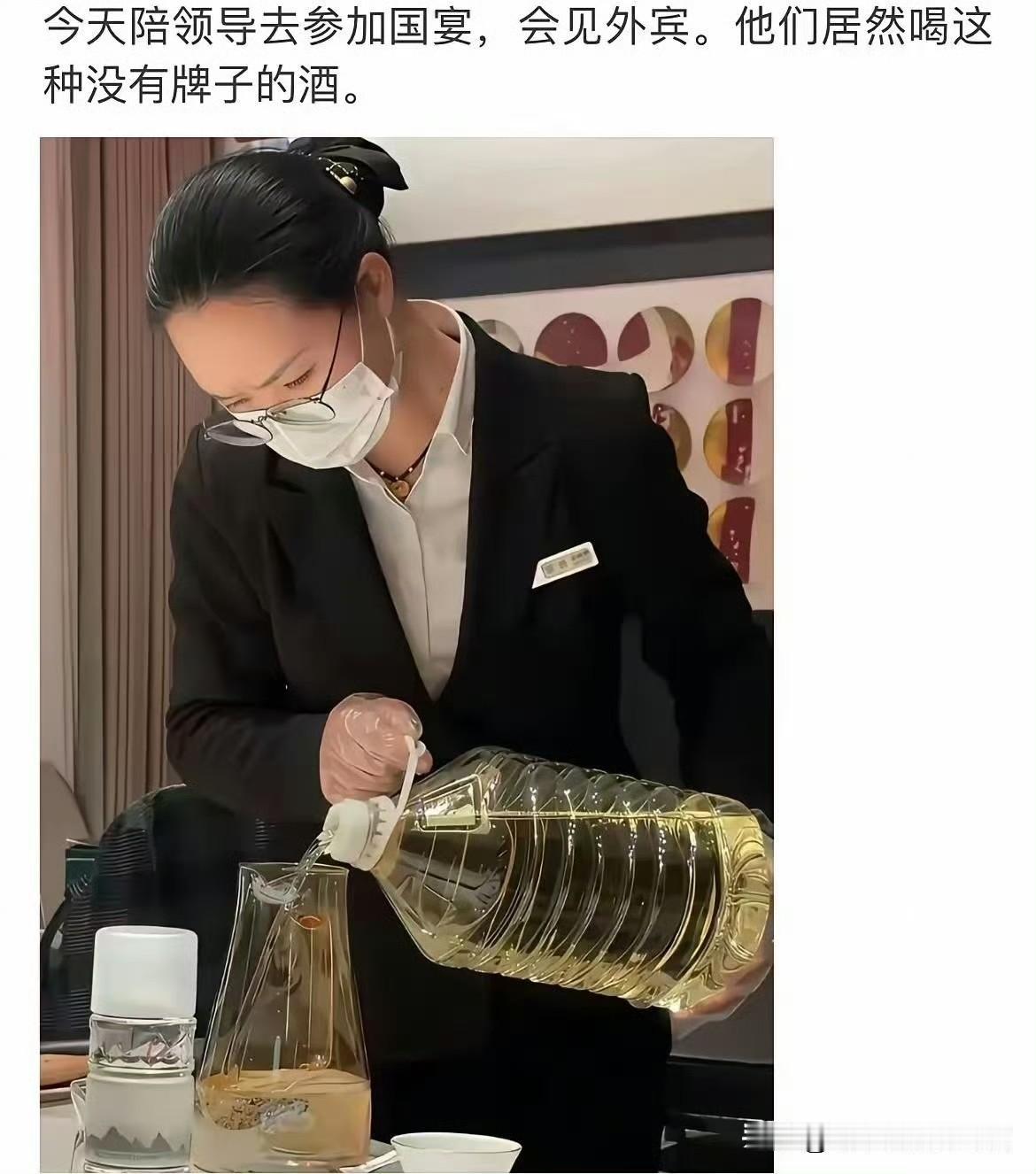 30年泛黄50年发绿，哦，葡萄酒啊，还是白葡萄，那就不知道了[doge]