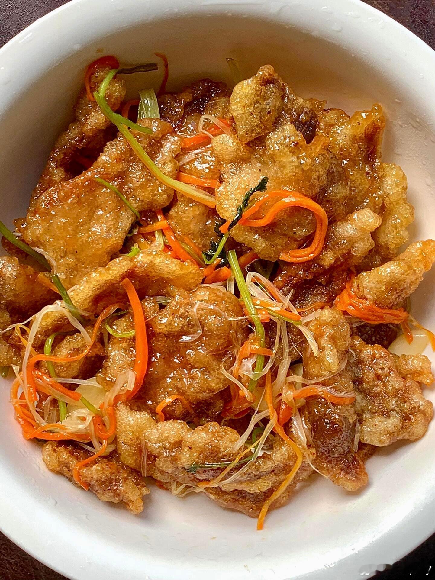 谁能拒绝这盘香酥酸甜的锅包肉啊！！🥩肉片炸得酥酥脆脆，酸甜酱汁完美包裹，再加上