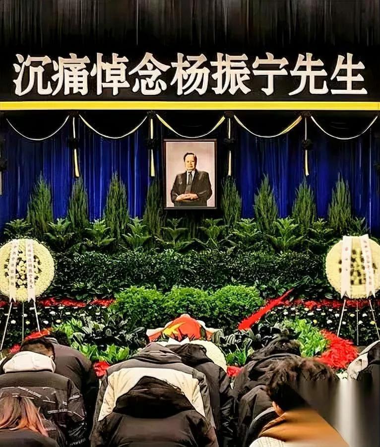杨先生告别式上的细节让无数人红了眼眶八宝山送别现场，他的遗体上覆盖着鲜艳