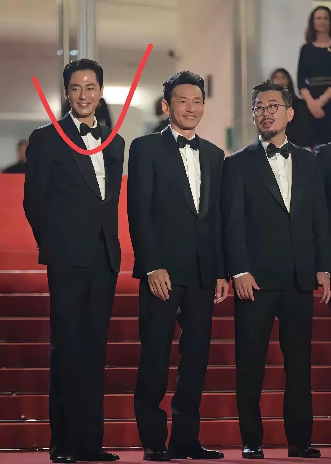 左边这个男人，我敢打赌99%的人都不认识，他到底是谁呀？真的好有男人味，好帅气。