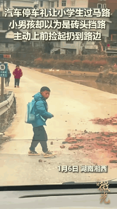 “火到人民日报了！”湖南，女子开车回家，碰到学生放学，就主动停下车让孩子们先过，