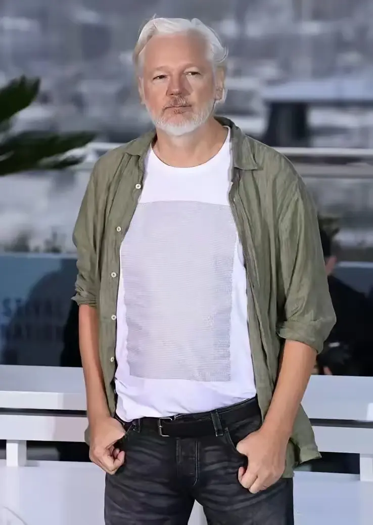 维基解密的创始人阿桑奇出现在戛纳电影节上，他穿着一件特制的T恤，列出了4,986