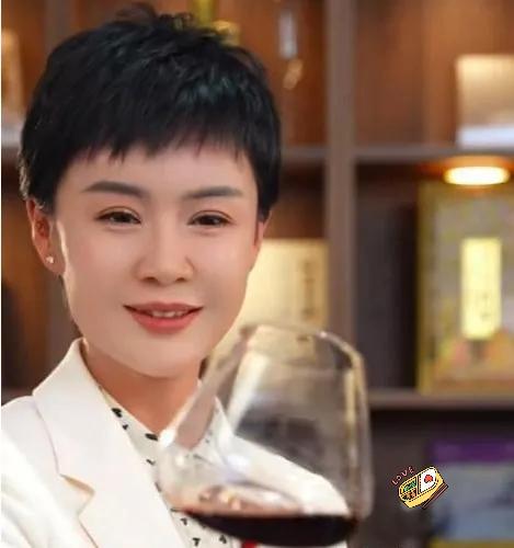 贺娇龙离世，细节被曝光被马匹甩到地上后，头痛，工作人员到达的时候，她的意识也