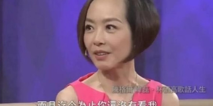 2011年，鲁豫在飞机上遇到歌手韩磊，两人座位相邻，她主动打招呼，结果韩磊只点了