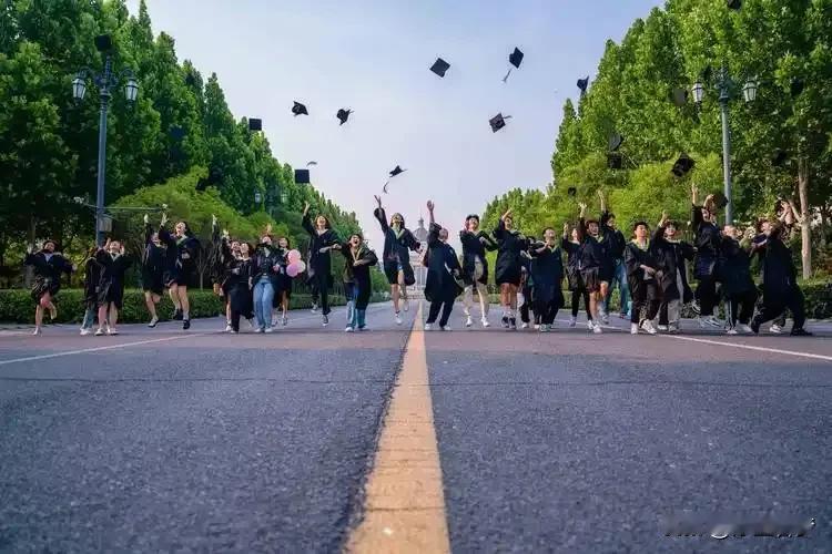 又到了毕业季，中国几千万的大学毕业生该走向哪里？2025年以后每年都有超过12