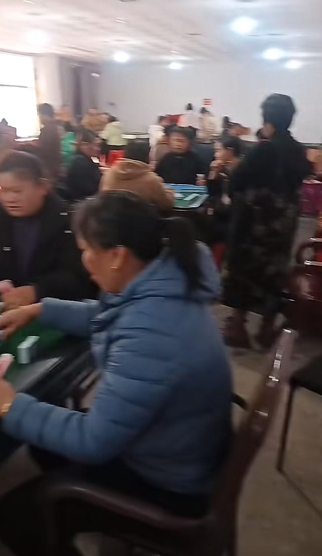 大年初一我们村麻将馆真出大事了，本来过年凑一起打牌图个乐，结果因为一句多嘴，直接