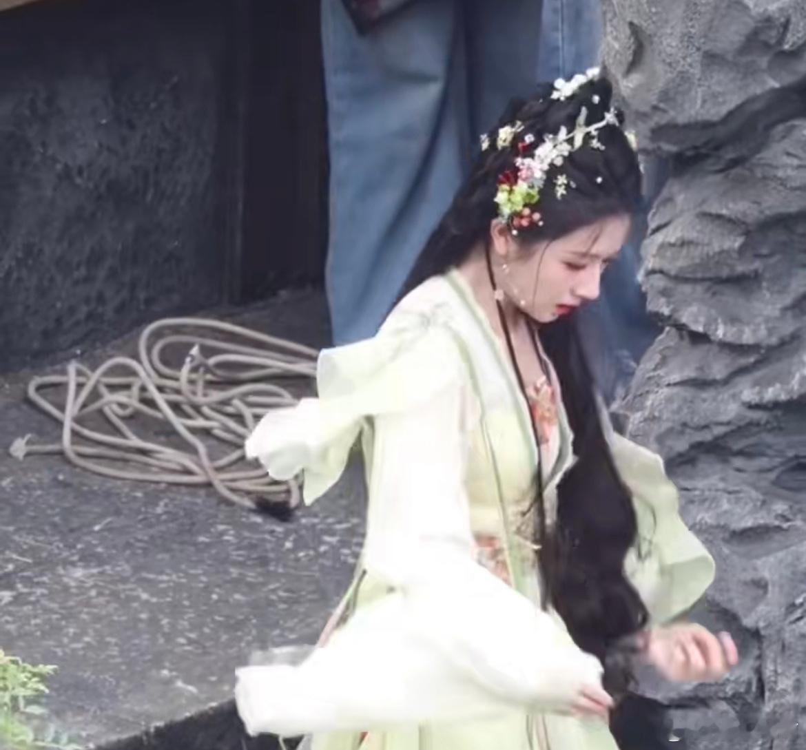 李兰迪《千夜奇谭》千云兮施法路透，慌慌张张的拿出符咒施法！好可爱！​​​