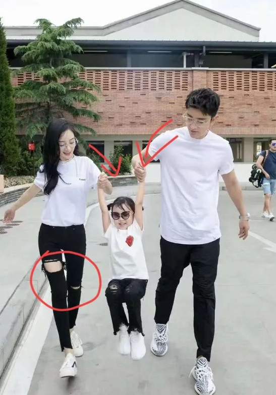 李小璐和贾乃亮离婚其实早有预兆！不爱的两个人是掩盖不住的你看这次带着孩子出去