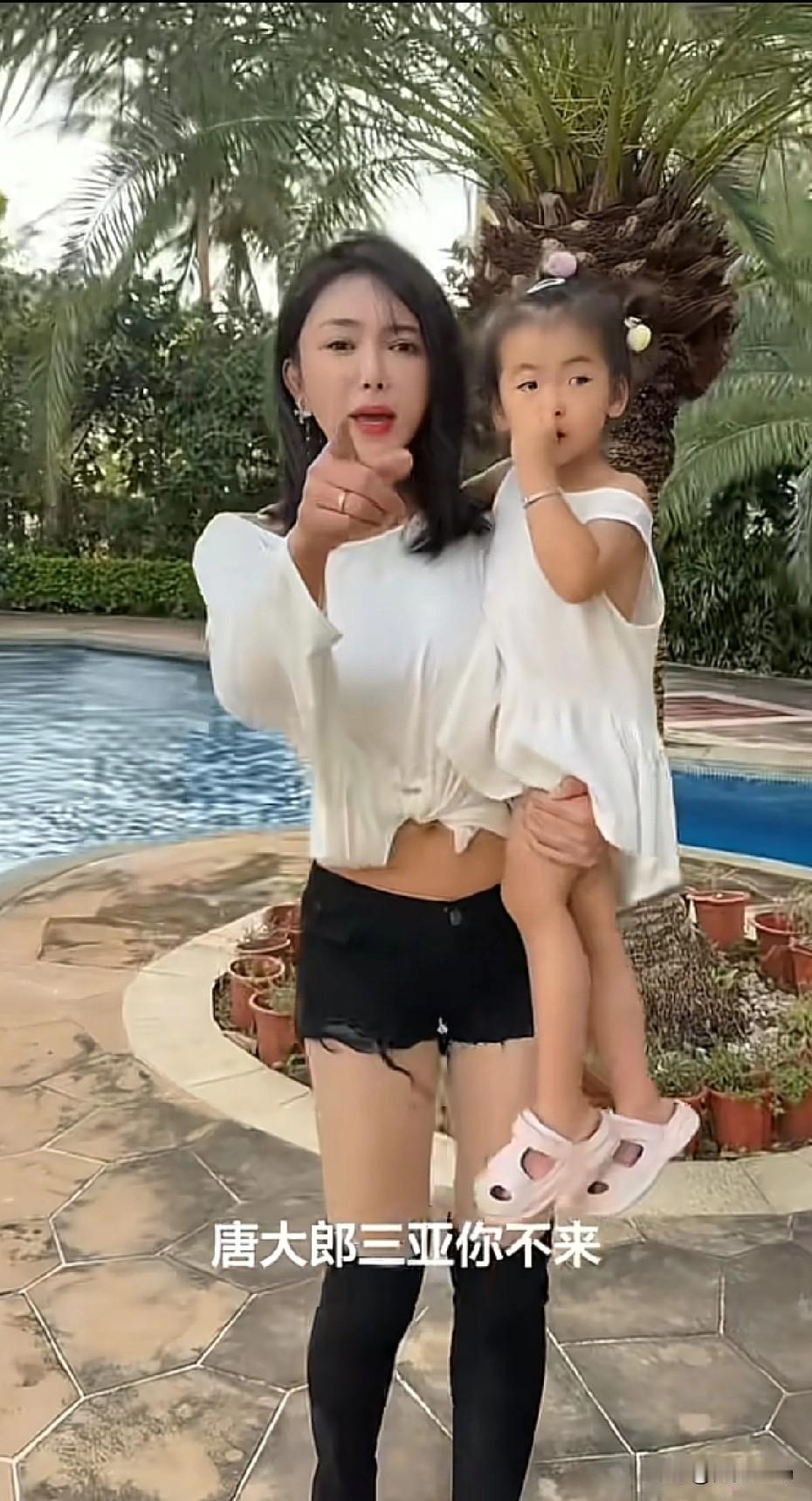 龚玥菲连哄带骗，国际巨星庞麦郎终于现身三亚。龚玥菲多次邀请庞麦郎去三亚，放话说假