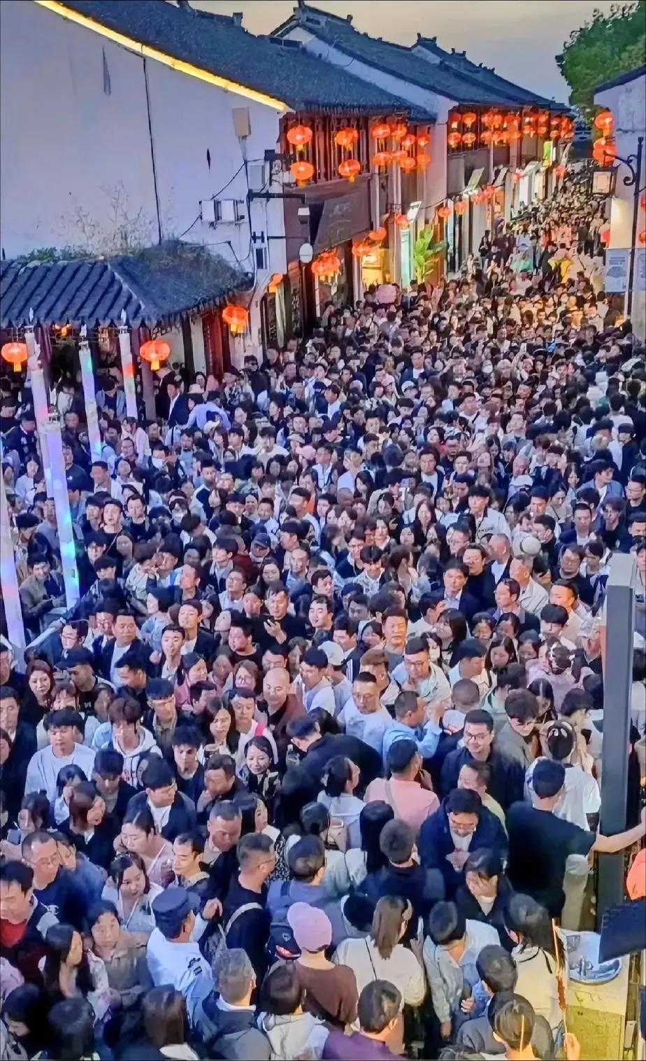 我敢说这个五一，90%的人都出去玩了，待在家里的要么是真的没钱，要么是有密