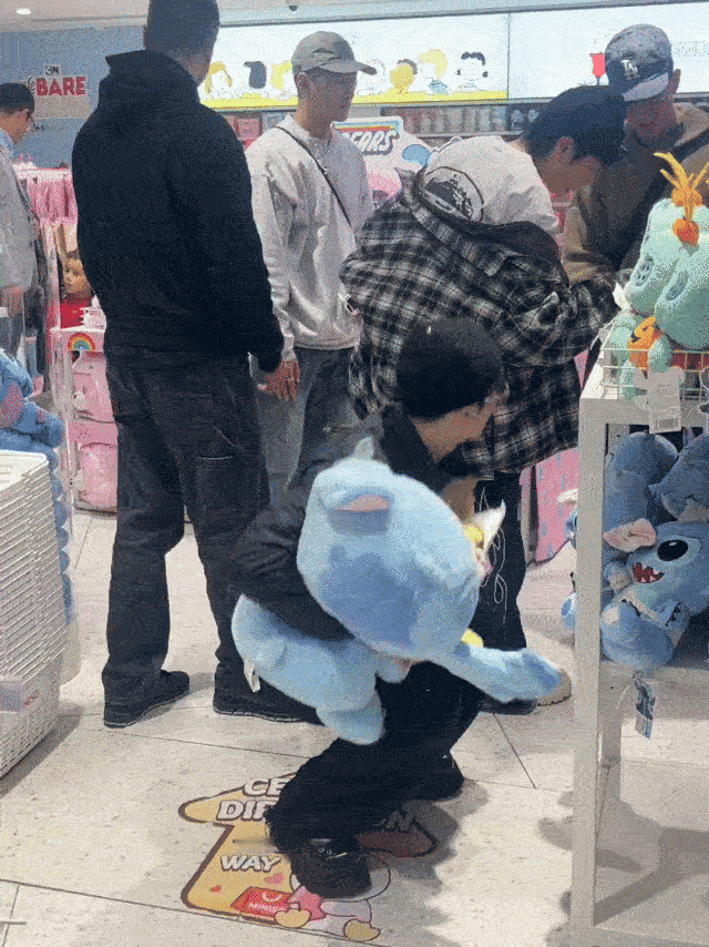 来品品什么叫天生的明星！偶遇王嘉尔在巴黎街头逛街，把超萌的玩偶塞在衣服里，这反差