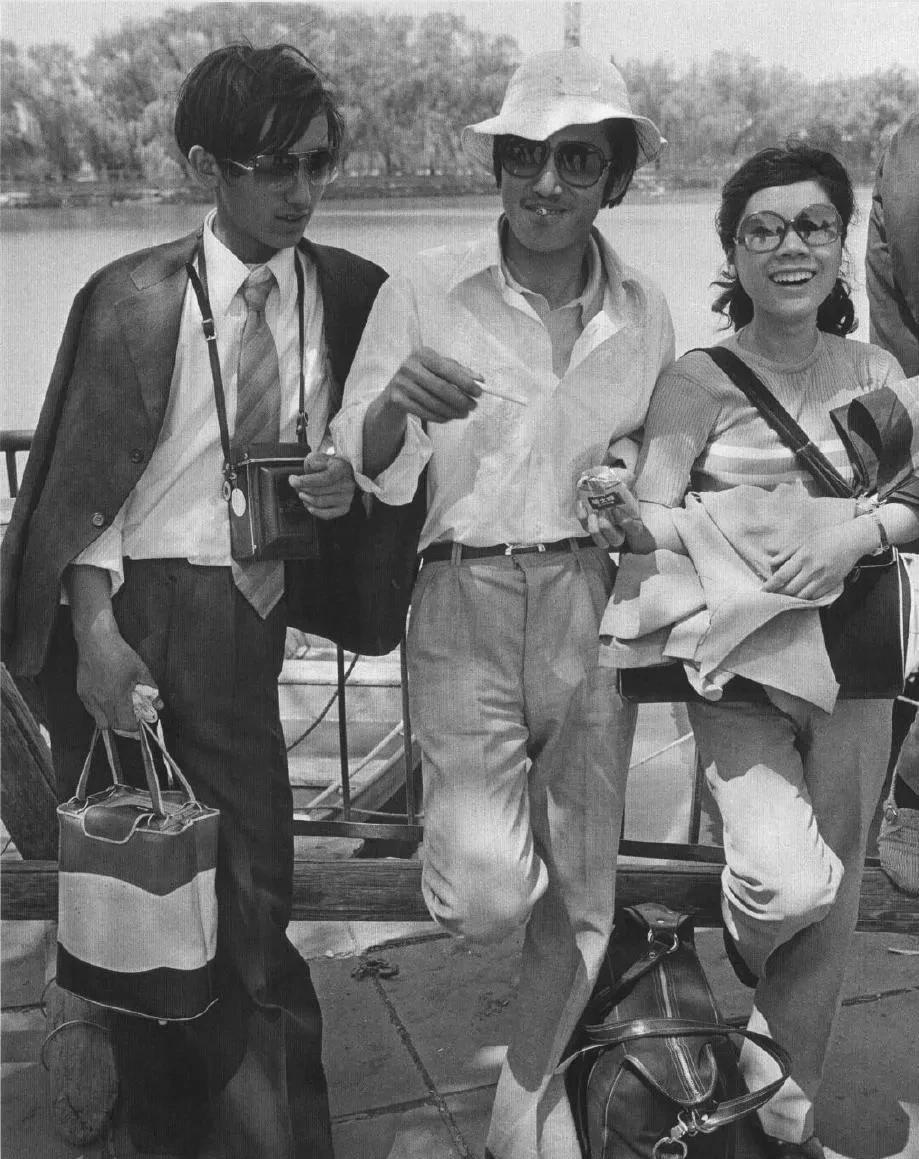 80年代，这应该属于很潮的装扮了吧？