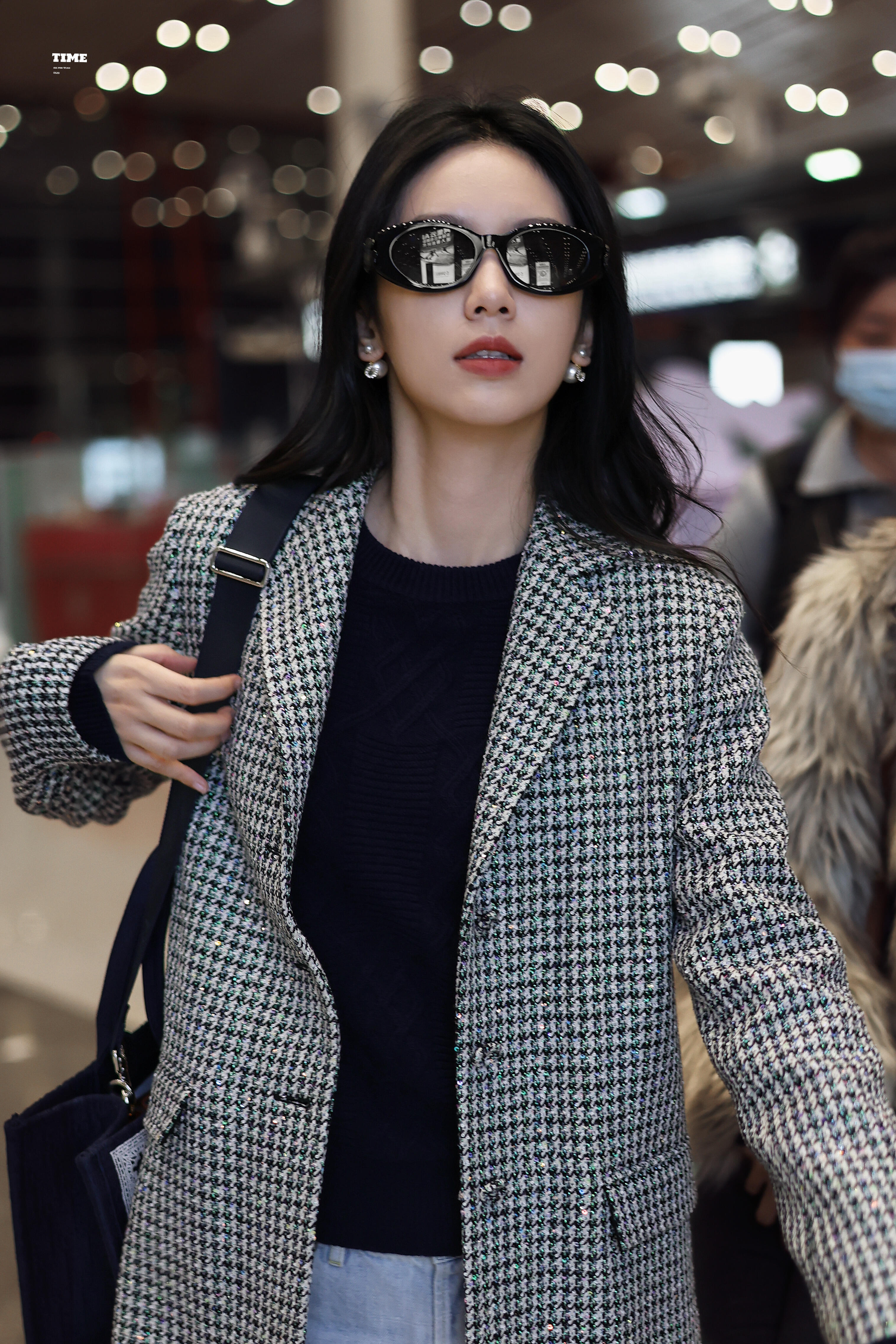 周也巴黎高定时装周模登日记周也启程巴黎高定时装周，一身DIOR装扮，千鸟格大衣+