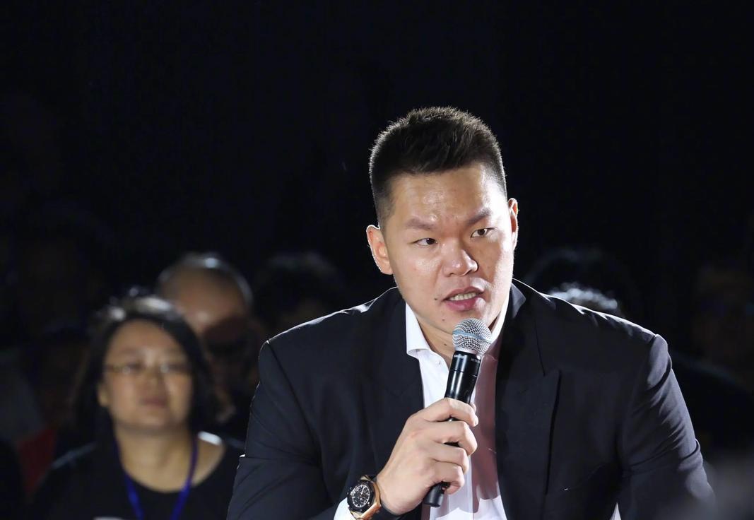 朱芳雨这次真的让人刮目相看!今天早晨,他带队出现在东莞的一场活动中,拿到了主办