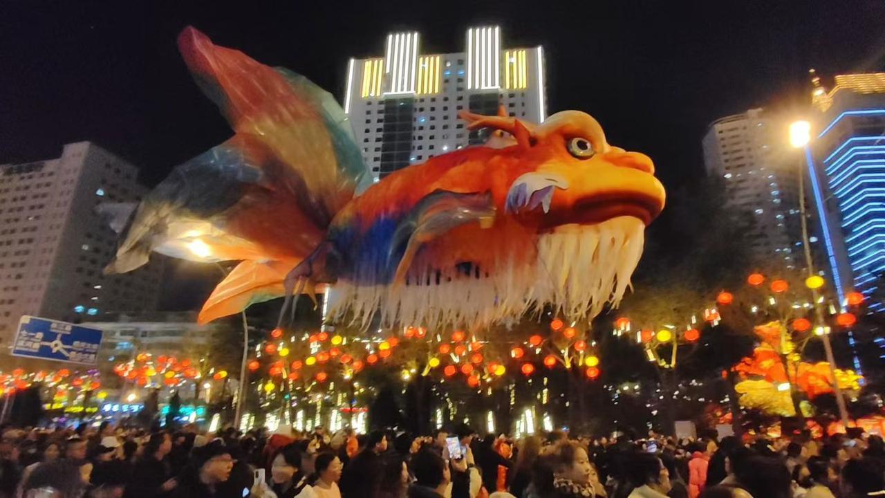 元宵节惊现“鳌鱼”！它到底是传说中的什么神秘生物？今年元宵节，全国多个地方的