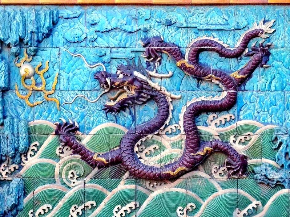 故宫乾隆年间建的九龙壁，通体琉璃却藏着一块楠木“残笔”。当年工匠不慎打碎一块琉璃