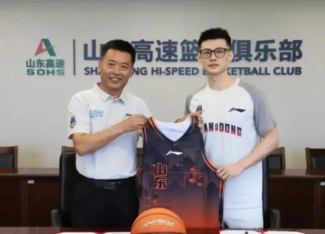 🏀四年三队。CBA状元终于找到了对的人。王岚嵚正式加盟山东高速。3000