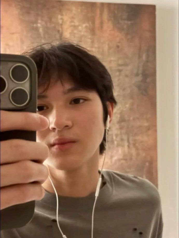 袁咏仪儿子晒怼脸自拍照，18岁魔童神似爸爸张智霖，浓眉大眼好帅！​​​