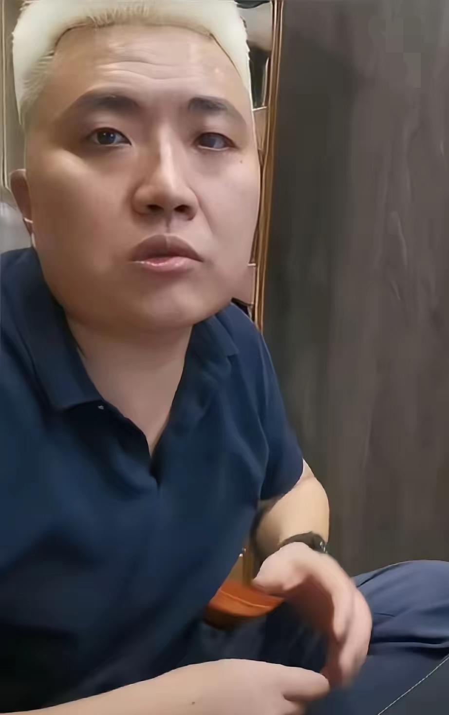 被占车位的闵先生开启直播，镜头里清晰展示了涉事车主手写的道歉信。他在直播间坦言，