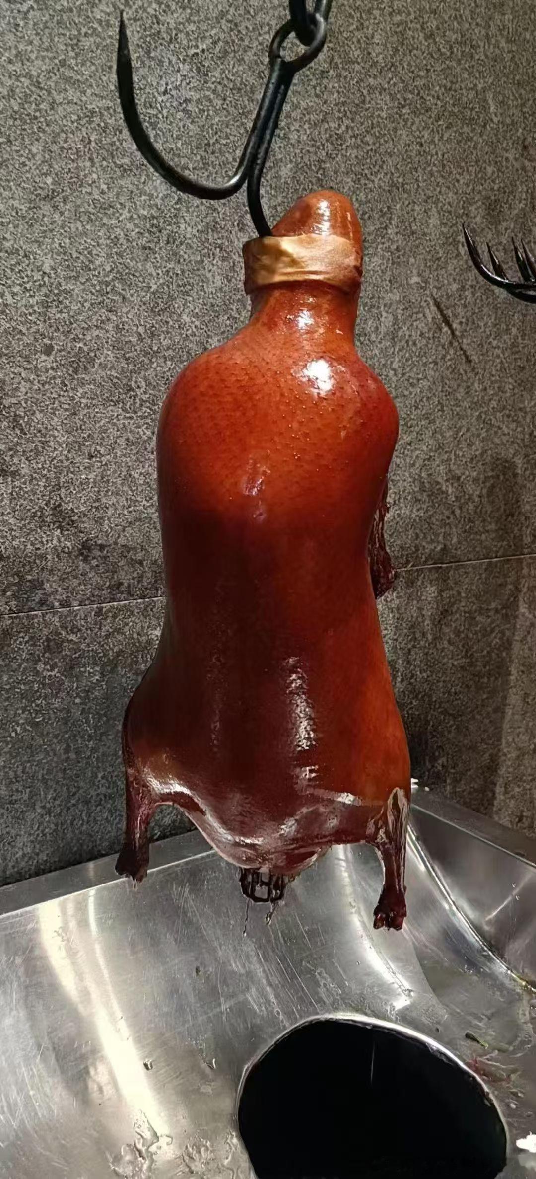 每日一餐分享Look今日硬菜出炉，颜值拉满的烤鸭选手！谁能拒绝皮薄肉嫩裹上面饼和