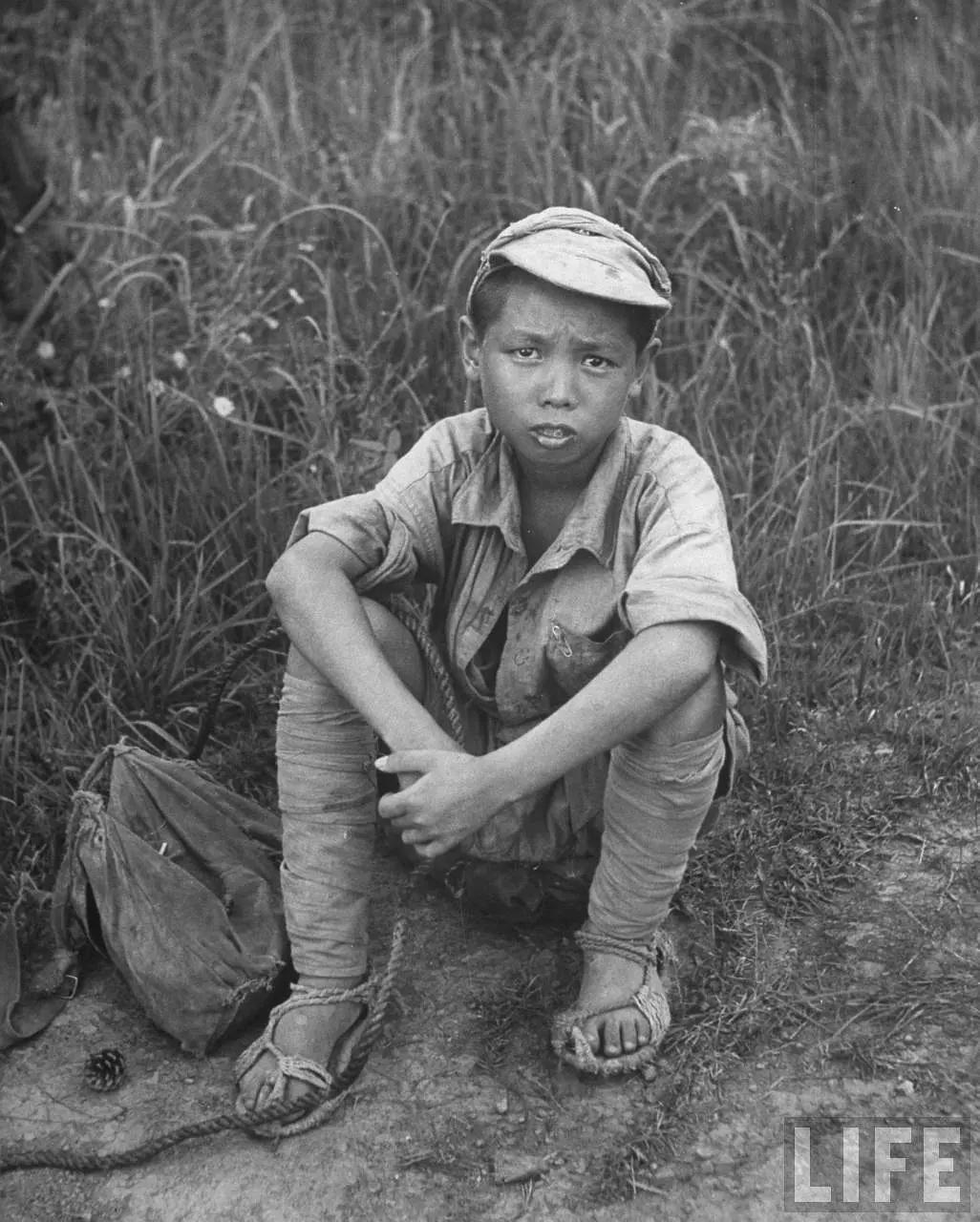 1945年8月，美国《生活》杂志摄影记者杰克·威尔克斯在广西桂林拍摄的一个10岁