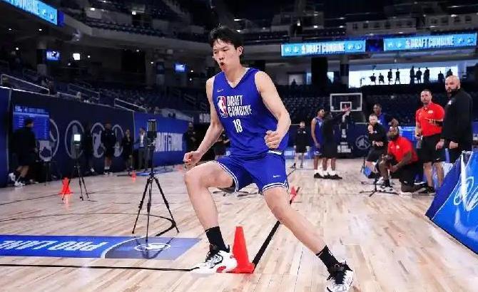美媒认为杨翰森潜力巨大，建议增加外线投射三分能力后，明年参选，可能会进入首轮。