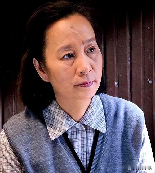 看着奚美娟在红毯角落那个局促的样子，真让人五味杂陈。孩子生父的事儿刚过去一个月