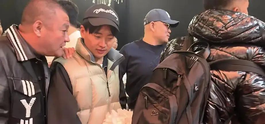 郭德纲一家四口合体，五年同框居然选在徒弟婚礼！主桌一坐，热搜直接爆：郭麒麟黑西