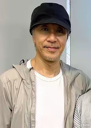 周星驰一家人的状态格外与众不同，老父亲已九十八岁高龄，母亲也有八十六岁，而他本人