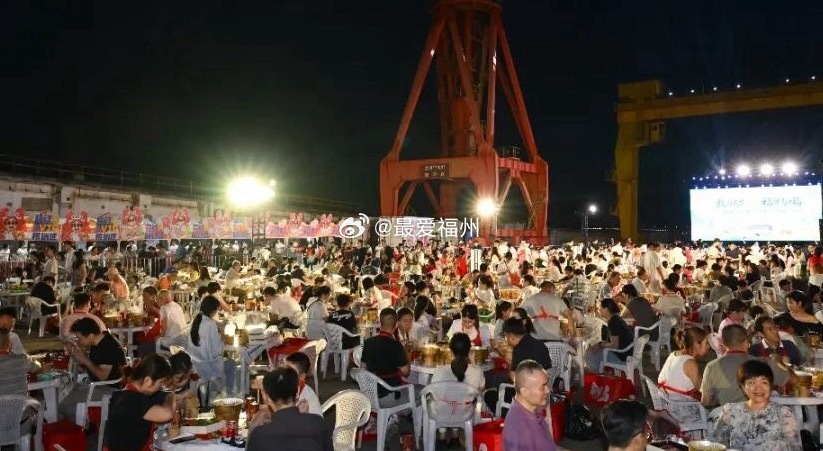 周末的马尾船政露天火锅宴客流超1.5万人次8月份，福州也将在长乐下沙海滨摆火锅