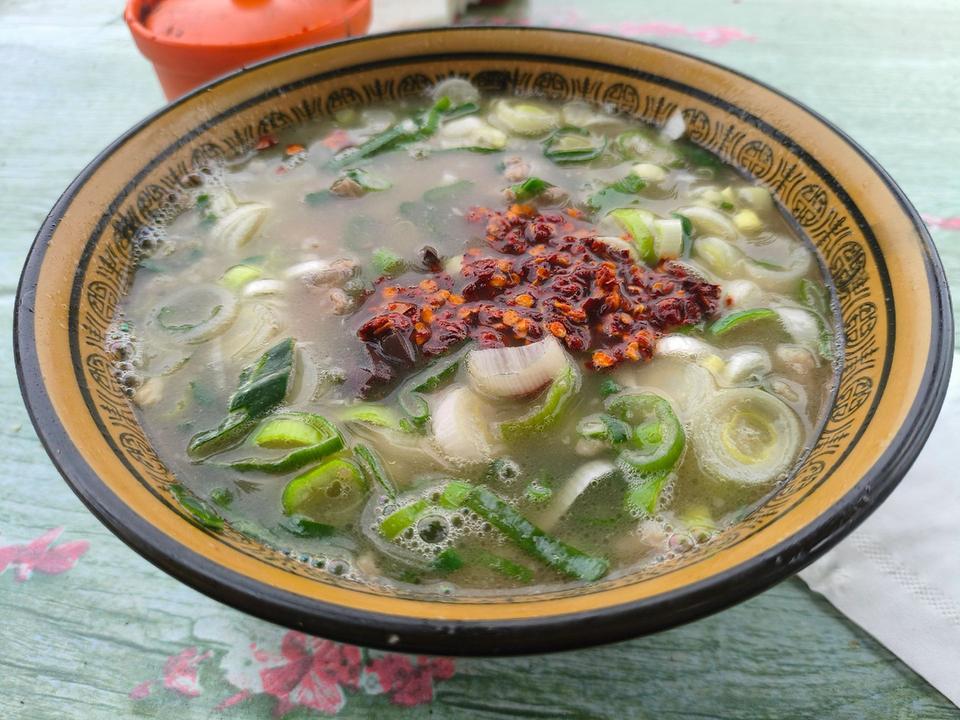 😋口味：口味非常棒，地道的鲜羊肉羊骨熬汤，没有科技和狠活。特色就是羊肉都是生的