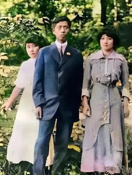 1911年，宋美龄和宋子文，宋庆龄的珍贵合影。那时宋美龄14岁，宋子文17岁，宋