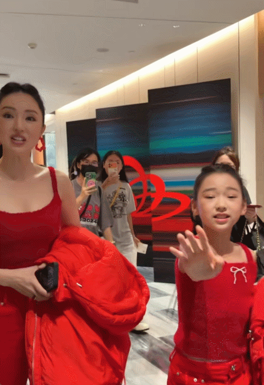 董璇，真的把女儿小酒窝，教育得很好！母女俩一起出席活动，散场时，热情的粉丝们