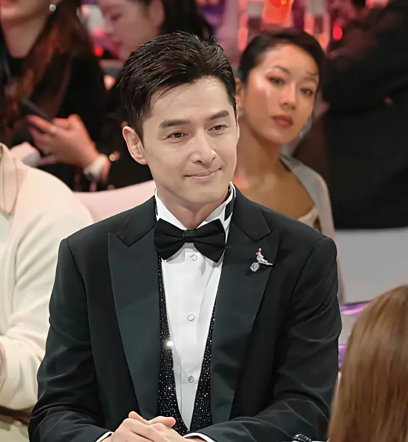 终于理清原委胡歌大湾区晚会翻车，并非源于他演技翻车，也并非归咎于他偶像包袱太重，真正的诱因实则是他终