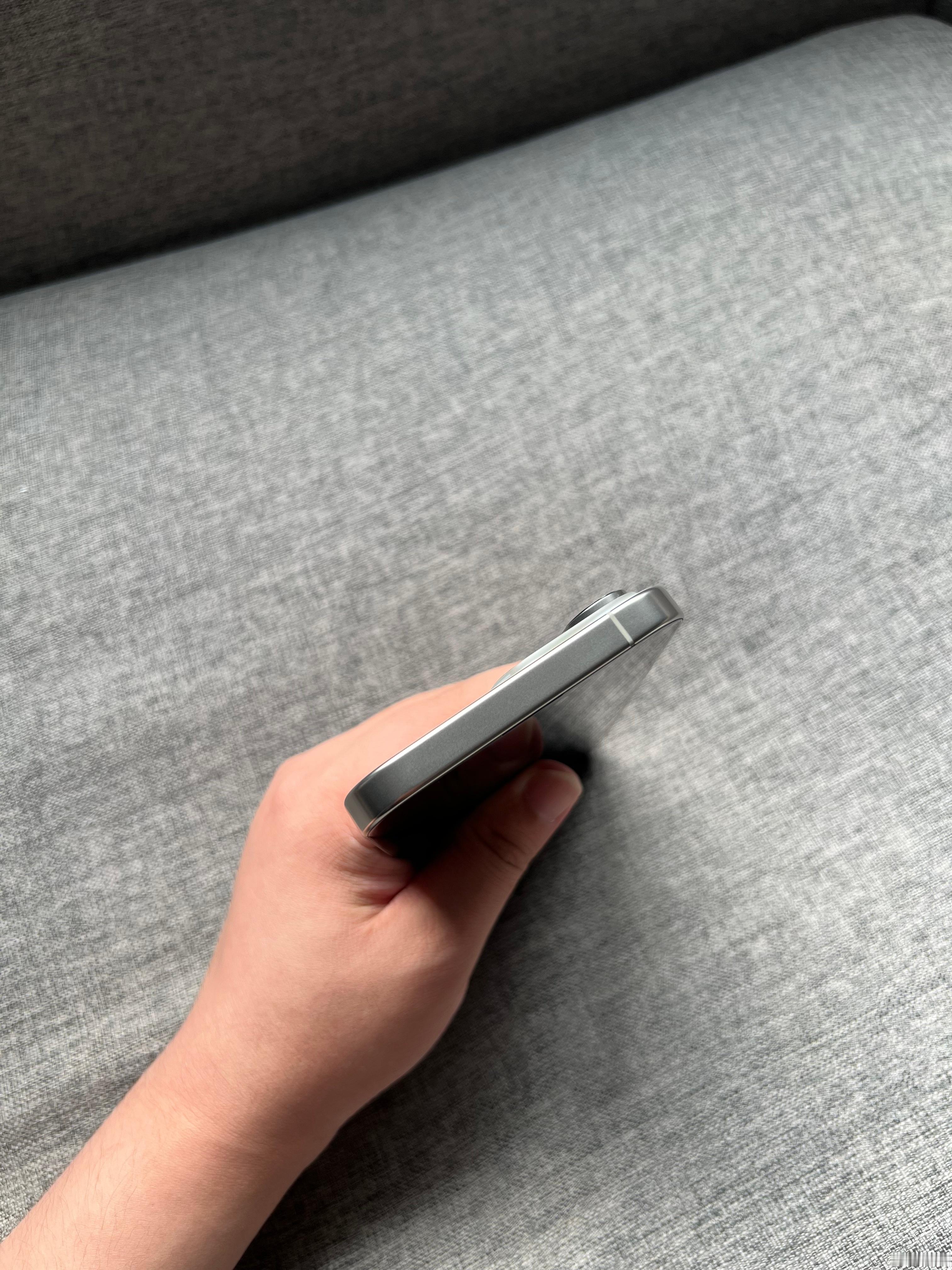 国行iPhone16ProMax512G原色，屏幕明显划痕，外壳轻微使用