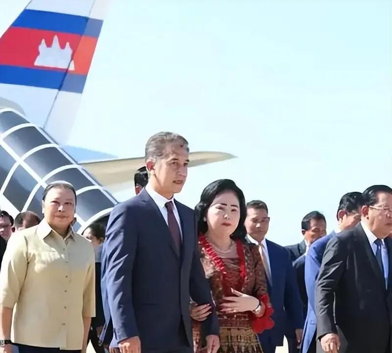 他是柬埔寨王室最帅气的王子夏卡武王子，是已故那拉烈亲王的长子，柬埔寨国父西哈努克